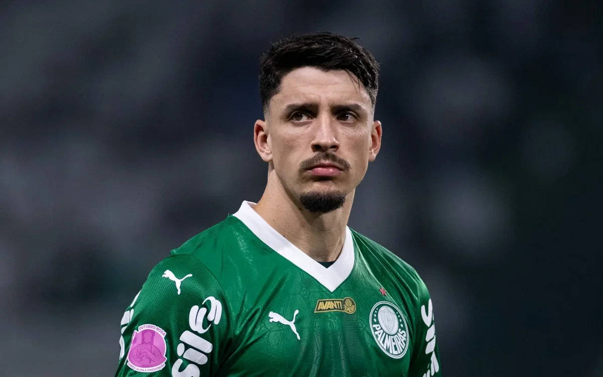 Joaquín Piquerez em ação pelo Palmeiras durante partida da equipe.
