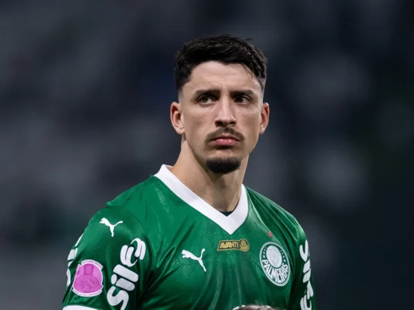 Joaquín Piquerez em ação pelo Palmeiras durante partida da equipe.