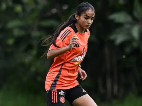 Sofía García em ação pela Seleção Colombiana de futebol feminino.