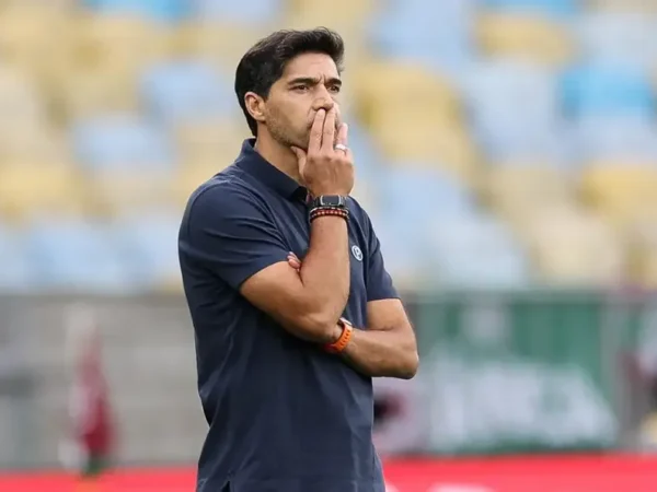Abel Ferreira durante trabalho no Palmeiras; treinador não possui multa rescisória no contrato com o clube.