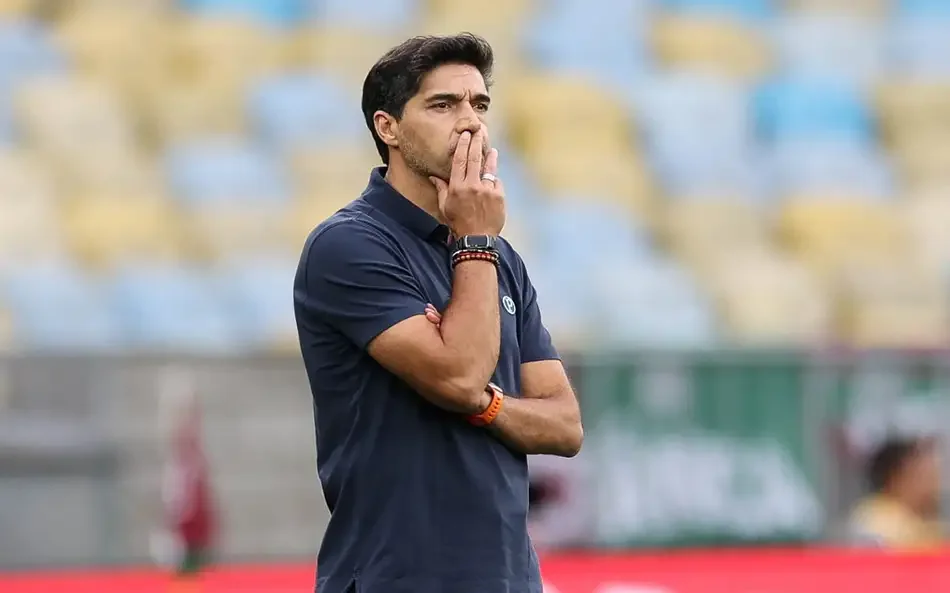 Abel Ferreira durante trabalho no Palmeiras; treinador não possui multa rescisória no contrato com o clube.