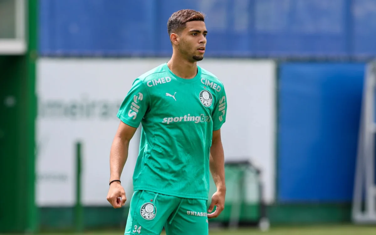 Arthur, lateral do Palmeiras, que encaminhou renovação de contrato até 2030