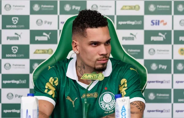 Paulinho, atacante do Palmeiras, durante atividade pelo clube.