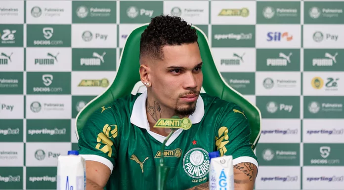 Paulinho, atacante do Palmeiras, durante atividade pelo clube.