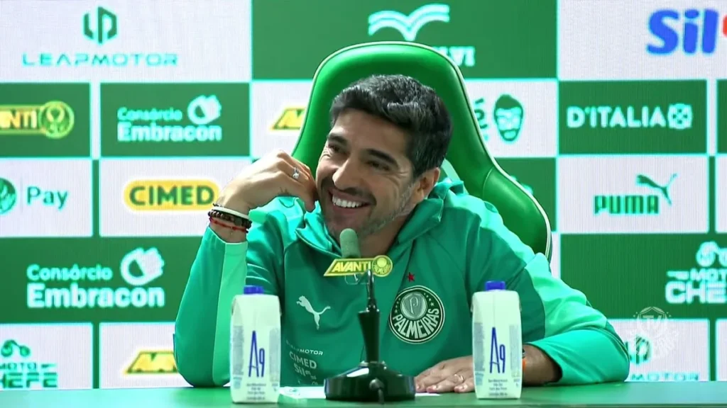 Abel Ferreira sorri durante a entrevista coletiva após vencer o Corinthians