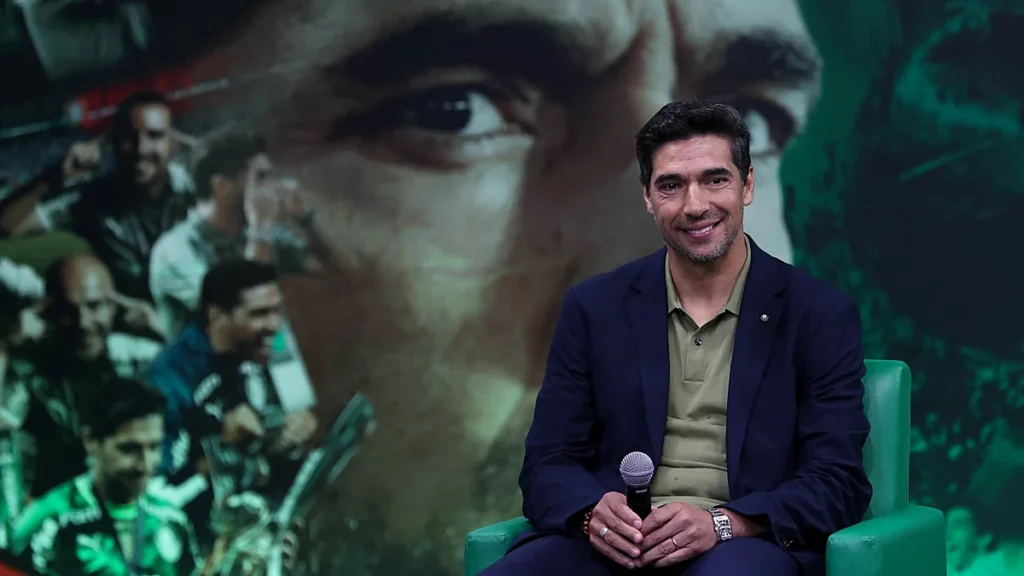 Técnico Abel Ferreira, do Palmeiras, na sala de troféus do clube no Nubank Parque