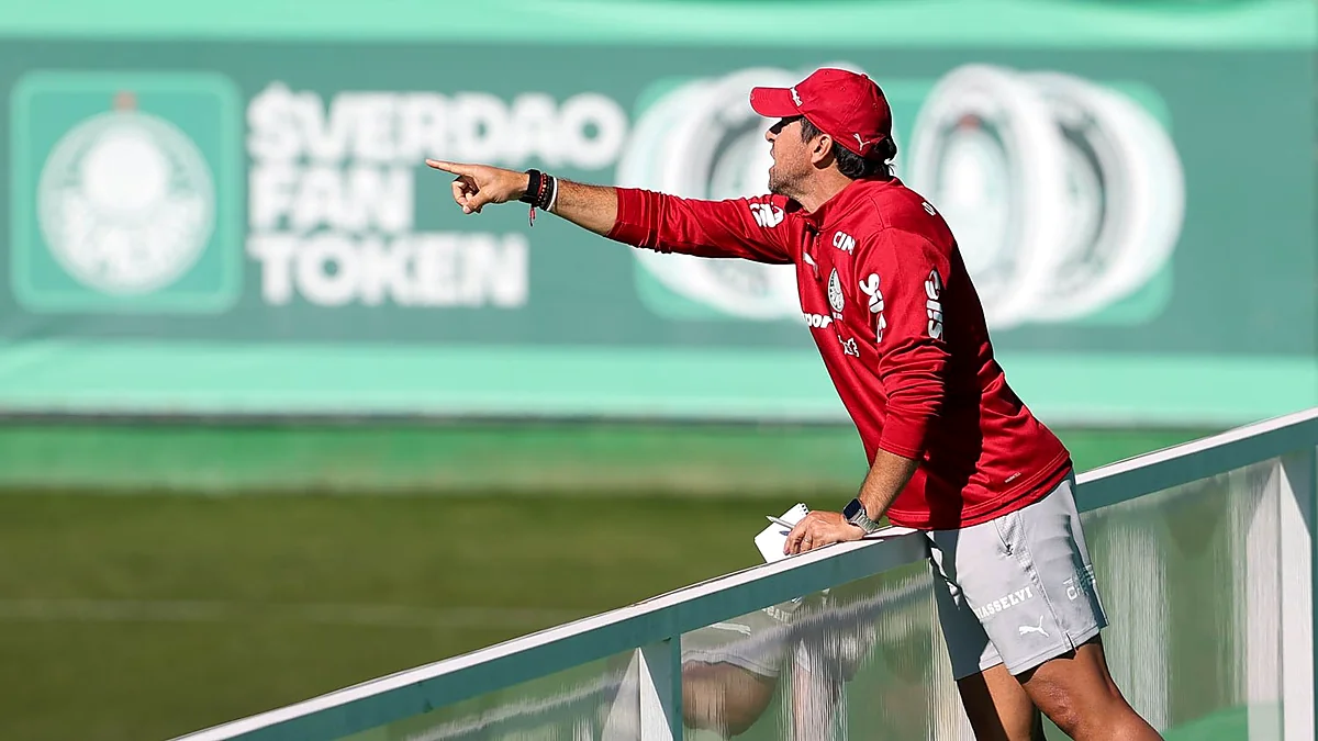 Abel Ferreira orienta treino do Palmeiras na Academia de Futebol