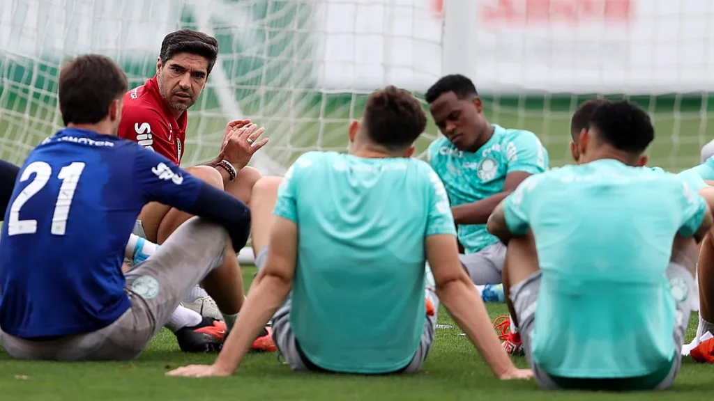 Abel Ferreira, técnico do Palmeiras, em treino na Academia de Futebol