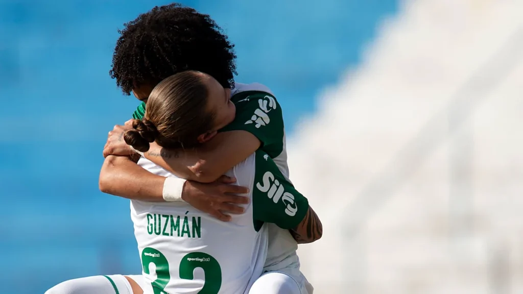 Lateral colombiana Ana Guzmán, de costas com a camisa 32 do Palmeiras, abraçada por companheira