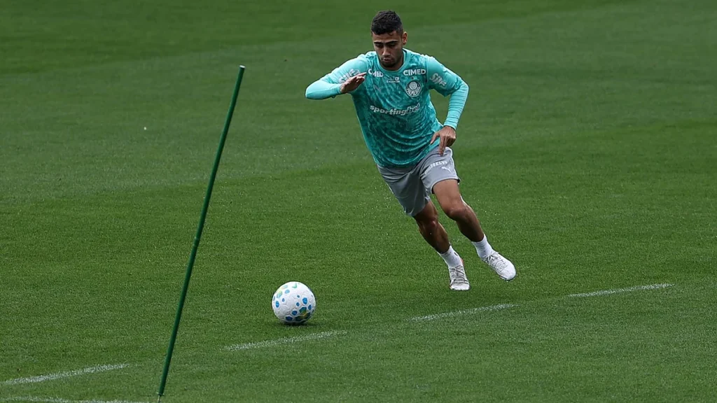 O jogador Andreas Pereira, da SE Palmeiras, durante treinamento, na Academia de Futebol.