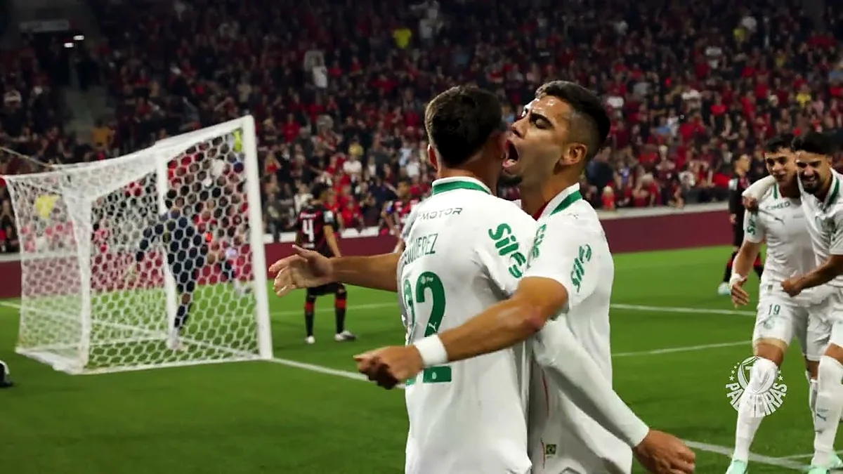 Piquerez comemora com companheiros gol do Palmeiras contra o Athletico-PR na Arena da Baixada