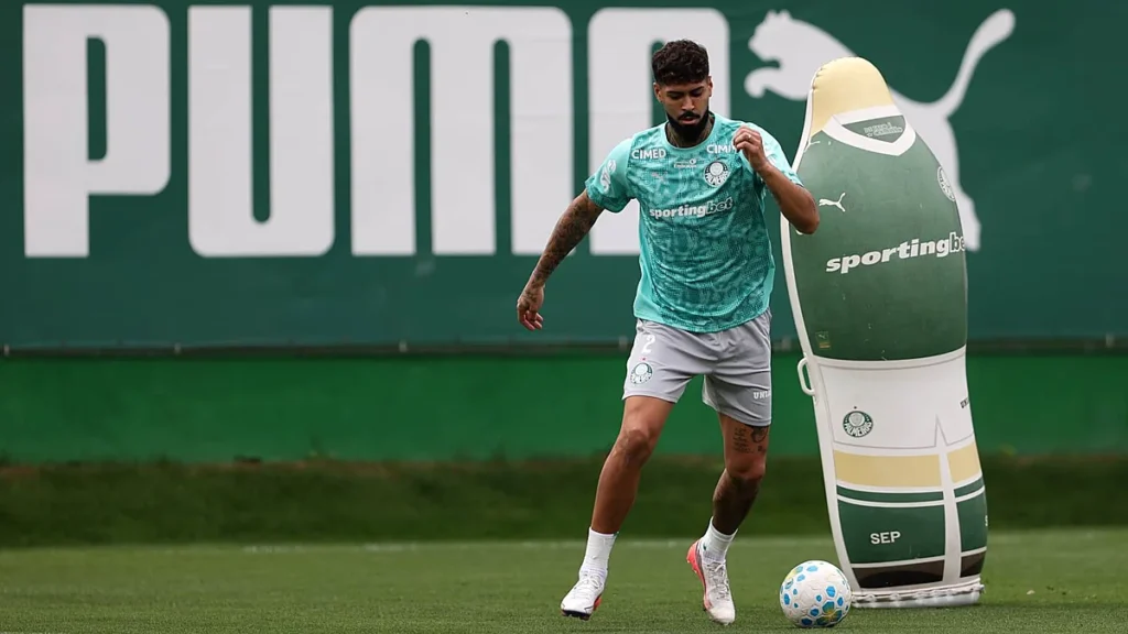 Zagueiro Alexander Barboza, do Palmeiras, em treino na Academia de Futebol