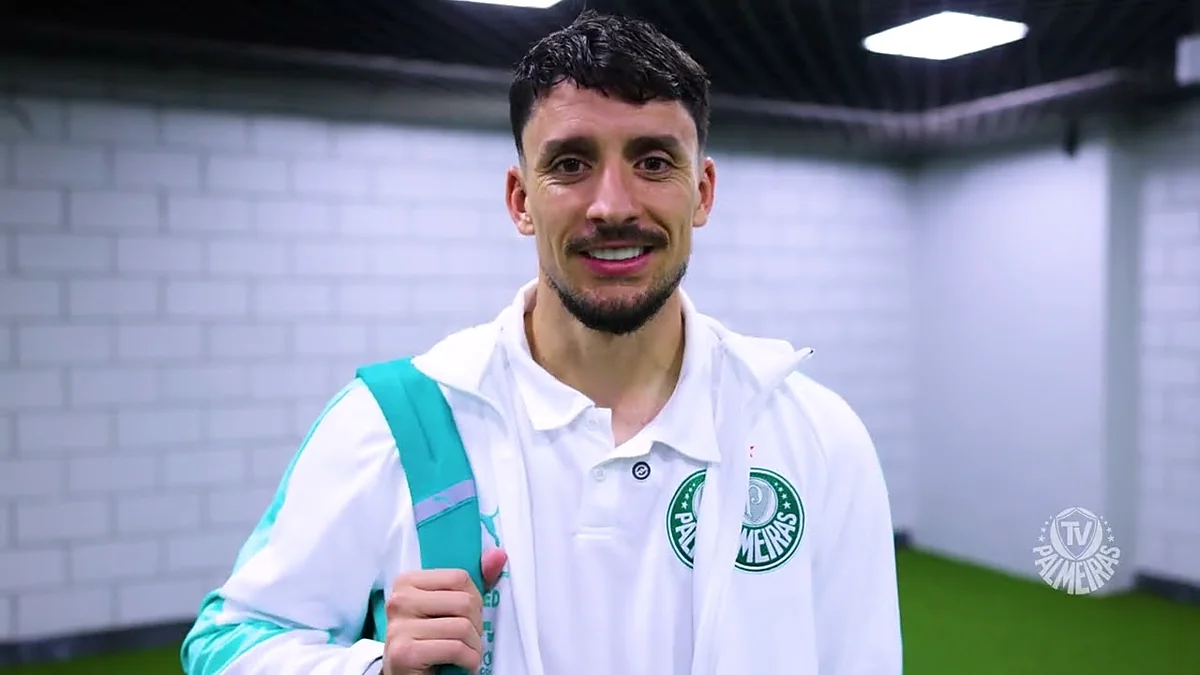 Jogador do Palmeiras sorri nos corredores da Arena da Baixada, no dia da vitória sobre o Athletico-PR