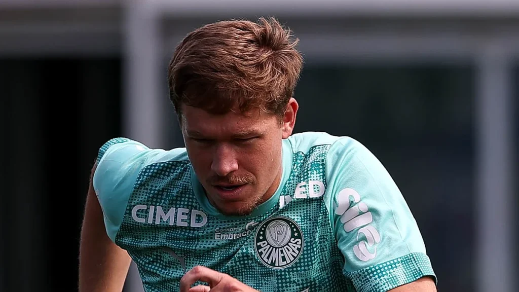 O zagueiro Bruno Fuchs, do Palmeiras, em treino