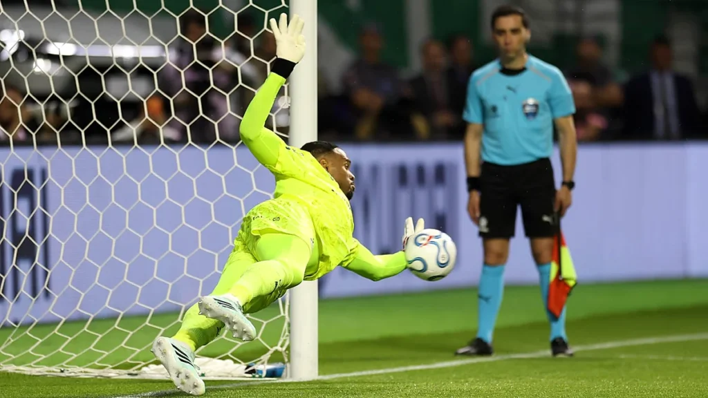 Goleiro Carlos Miguel, do Palmeiras, defende pênalti contra o Fluminense na semifinal da Libertadores