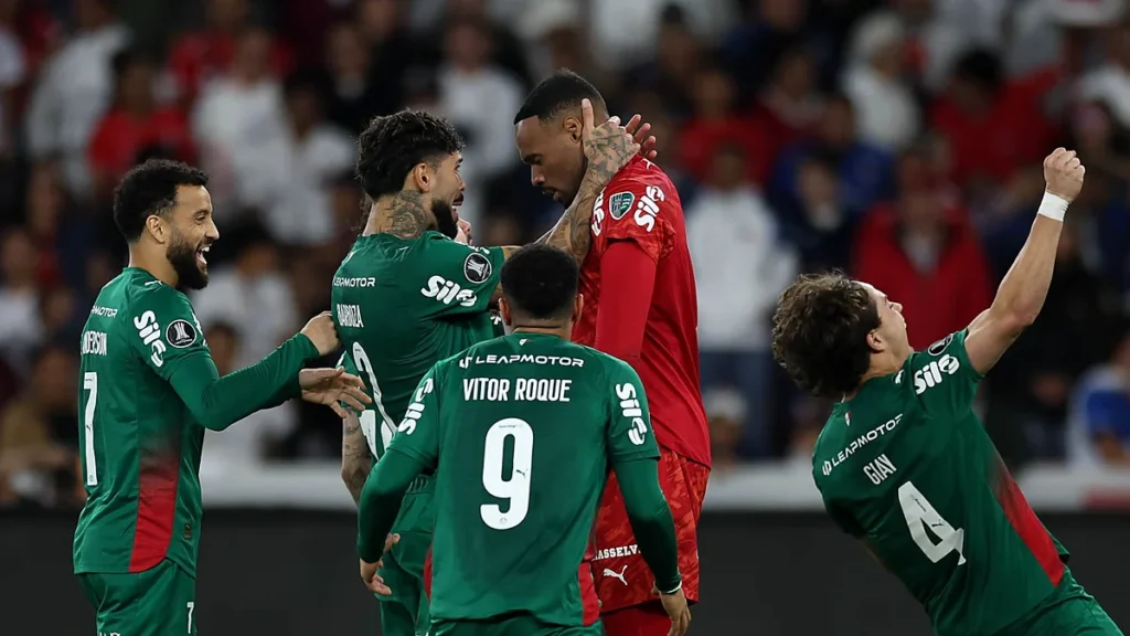 O goleiro Carlos Miguel, da SE Palmeiras, comemora defesa de pênalti em jogo contra a equipe da Liga Desportiva Universitaria