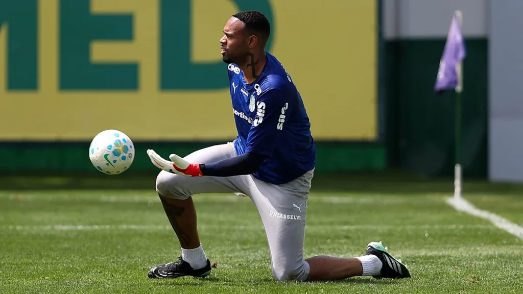Carlos Miguel, goleiro do Palmeiras, durante treino na Academia de Futebol