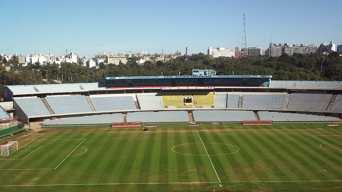 Gramado e arquibancadas do Estádio Centenário