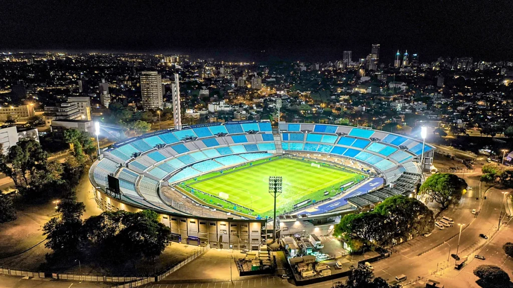 Estádio Centenário vazio em Montevidéu, sede da final da Libertadores 2026, visto de cima à noite