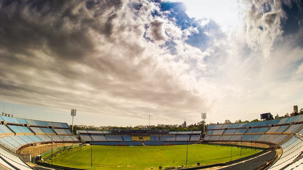 Estádio Centenário vazio ao entardecer, em Montevidéu, Uruguai