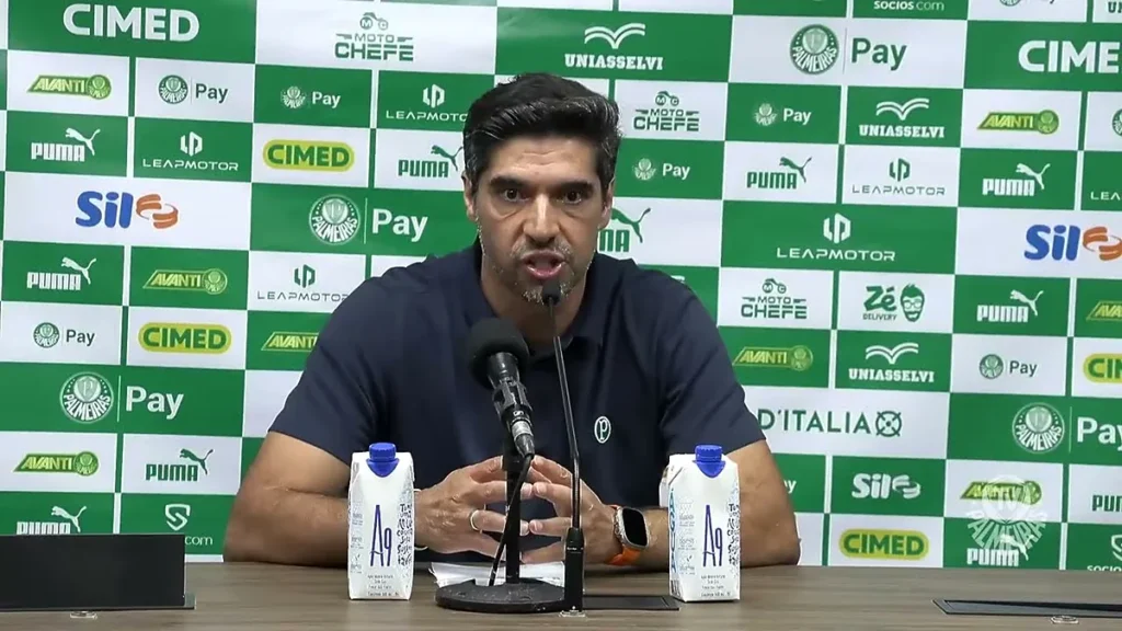 Abel Ferreira na entrevista coletiva depois do empate por 0 a 0 com o Santos, na Vila Belmiro