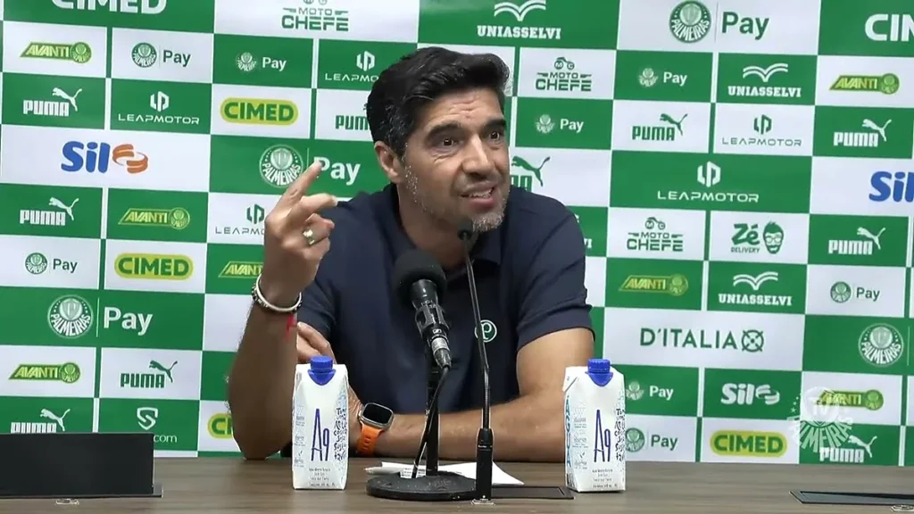 Abel Ferreira na entrevista coletiva depois do empate por 0 a 0 com o Santos, na Vila Belmiro