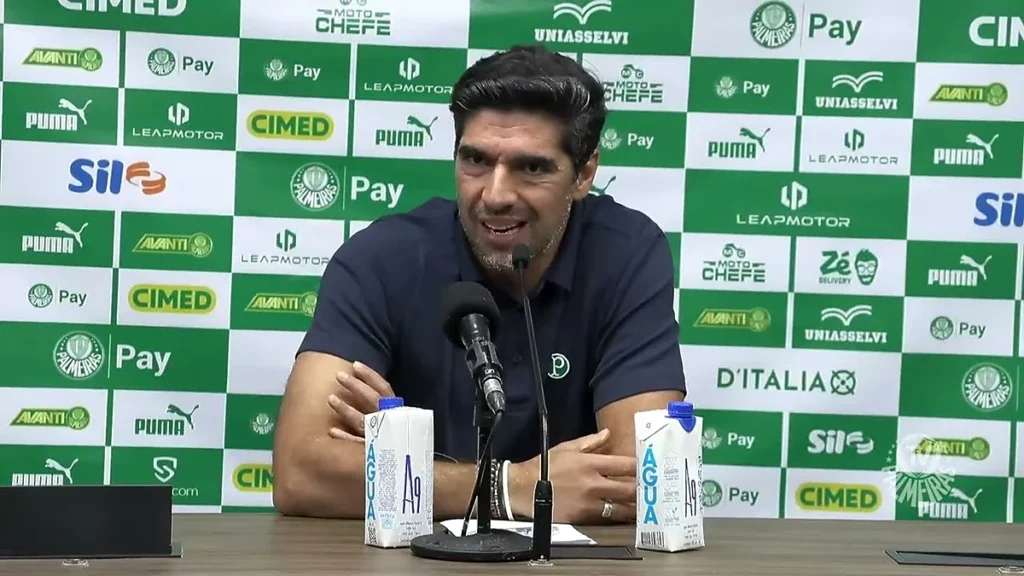 Abel Ferreira na entrevista coletiva depois do empate por 0 a 0 com o Santos, na Vila Belmiro