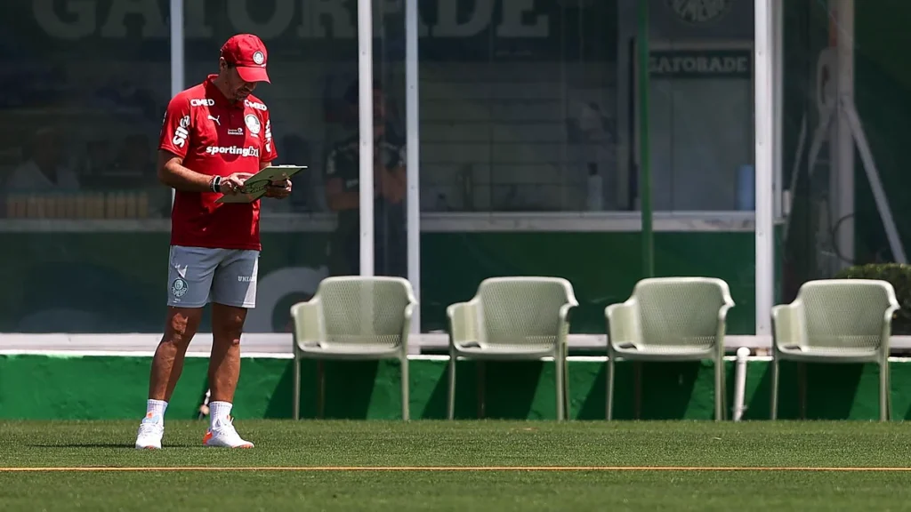 Técnico Abel Ferreira durante treino do Palmeiras na Academia de Futebol
