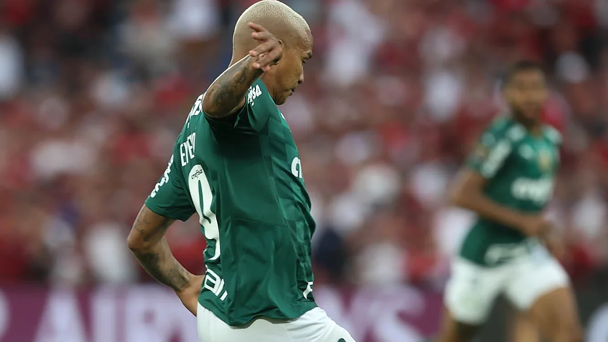 Deyverson chuta para marcar na final da Libertadores de 2021