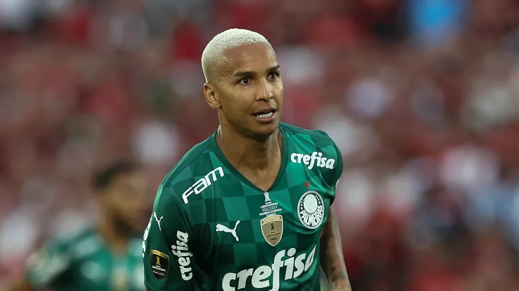 Deyverson, do Palmeiras, comemora gol na final da Libertadores de 2021 no Estádio Centenário