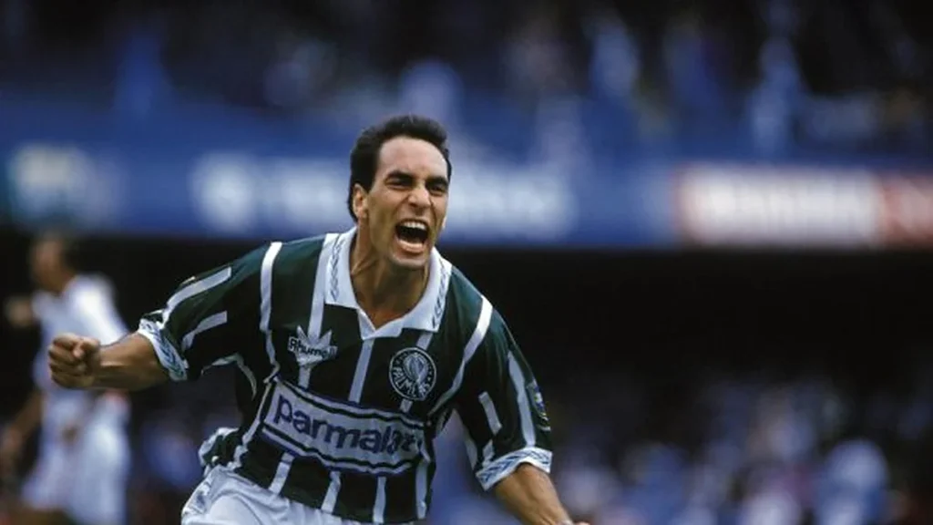 Edmundo, com a camisa listrada do Palmeiras de 1994, cerra o punho ao comemorar gol