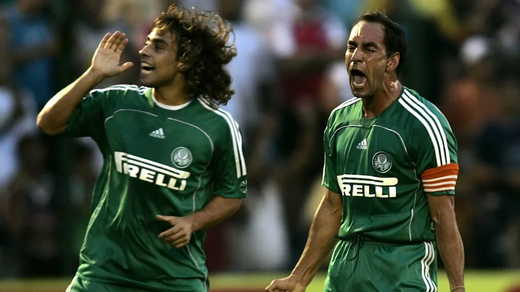 Edmundo, de braçadeira de capitão, grita ao lado de Valdivia, ambos com a camisa verde do Palmeiras de 2006
