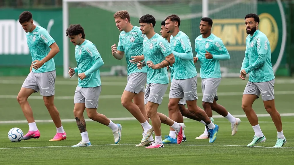 Os jogadores da SE Palmeiras, durante treinamento, na Academia de Futebol.