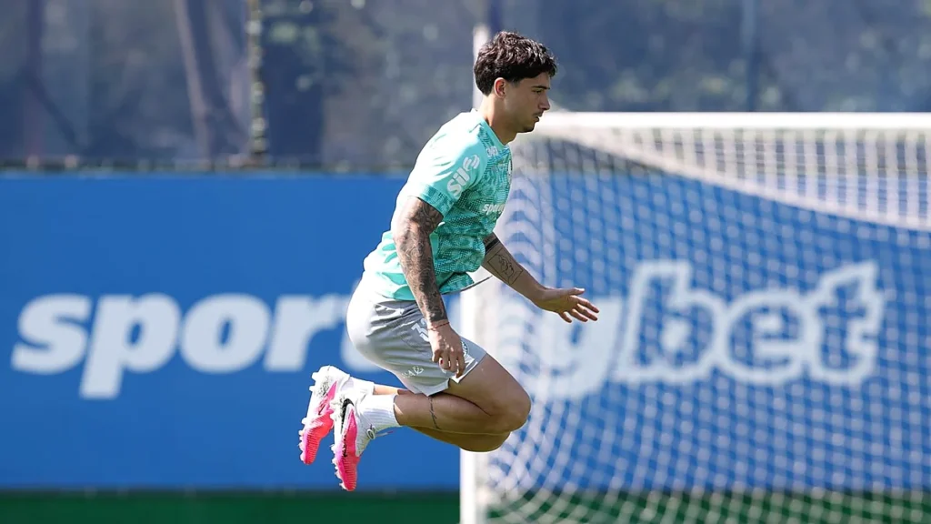 O volante uruguaio Emiliano Martínez durante treino do Palmeiras na Academia de Futebol