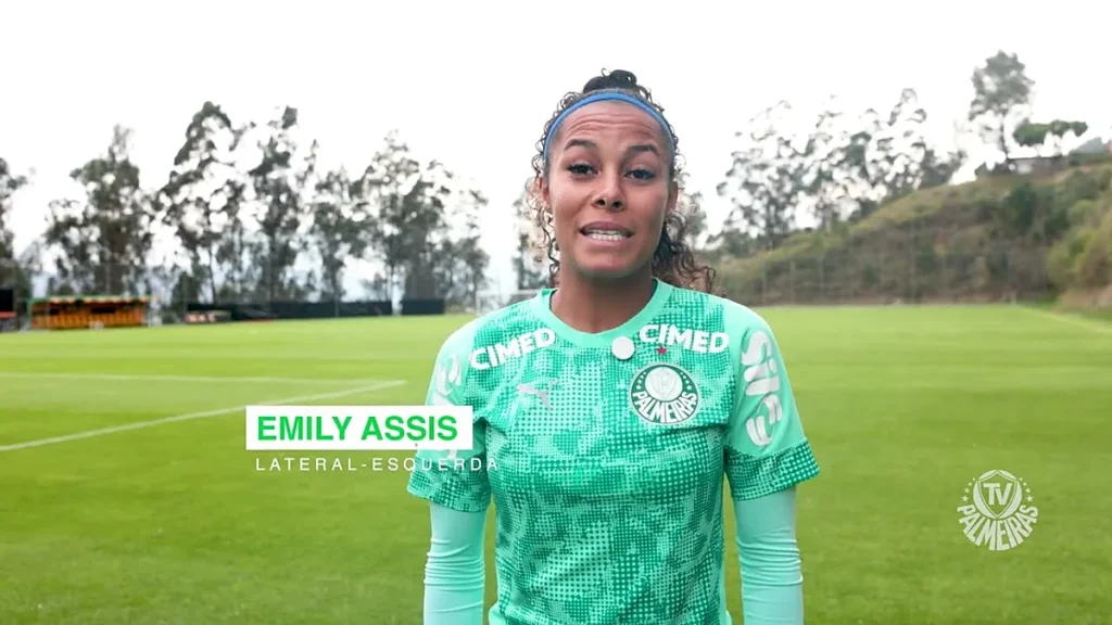 Emily Assis, lateral do Palmeiras feminino, no campo de treino em Quito
