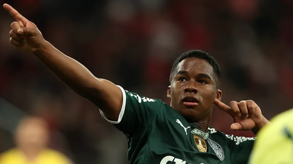 Endrick, do Palmeiras, aponta para o alto ao comemorar gol contra o Athletico-PR na Arena da Baixada