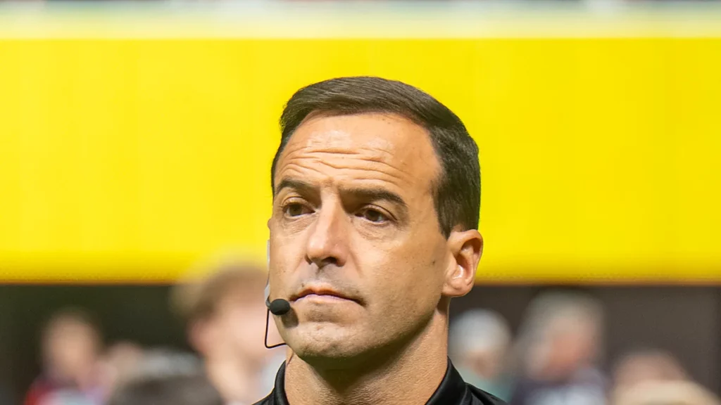 O árbitro uruguaio Esteban Ostojich em campo