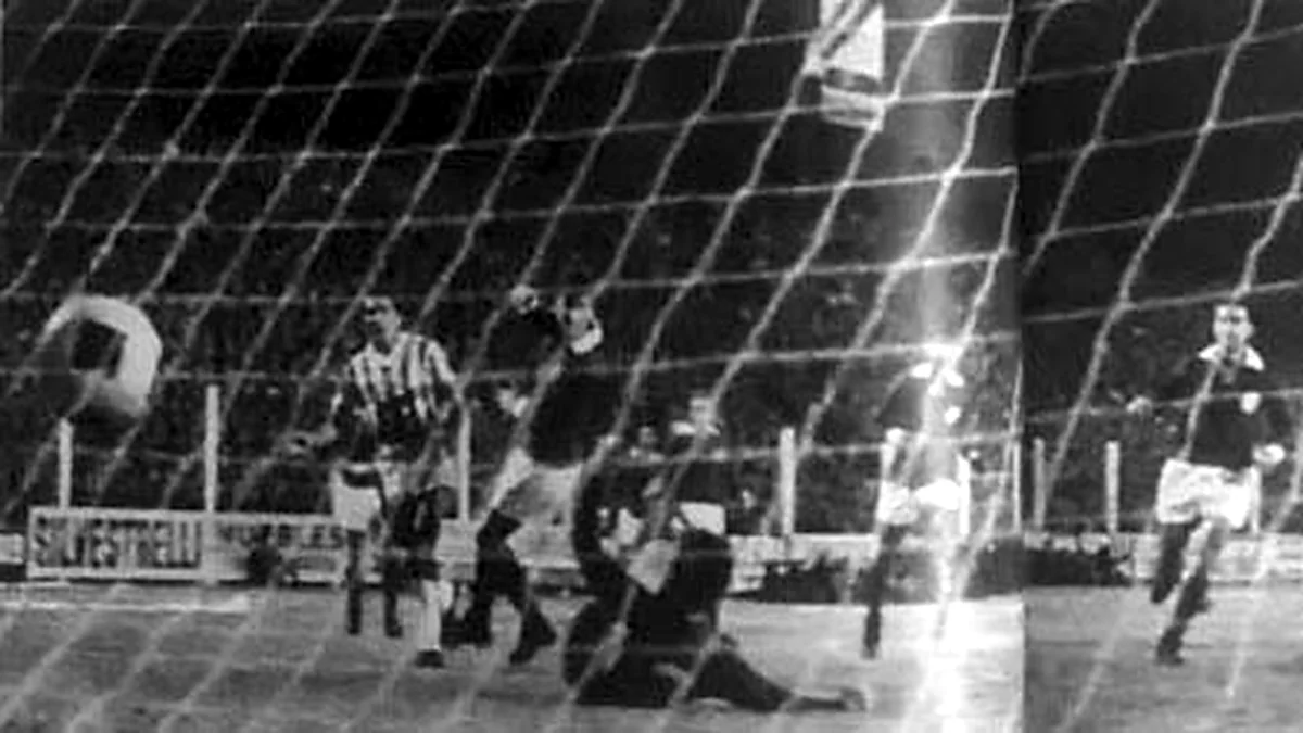 Lance do jogo de ida da final da Libertadores de 1968 entre Estudiantes e Palmeiras, em La Plata