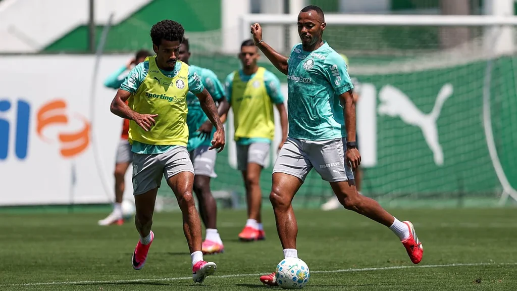 Lucas Evangelista e Marlon Freitas, meio-campistas do Palmeiras, em treino na Academia de Futebol