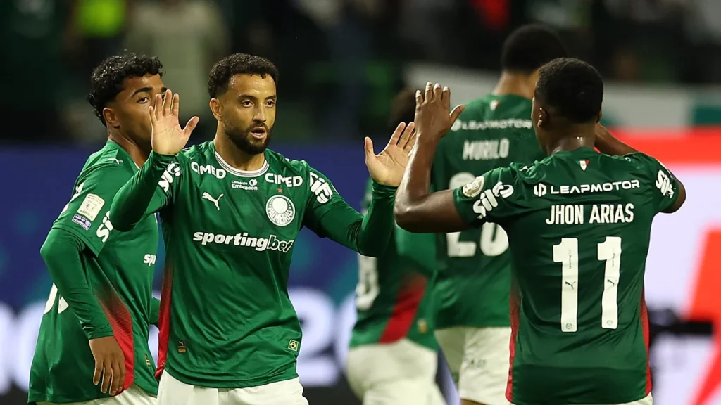 Felipe Anderson comemora gol pelo Palmeiras