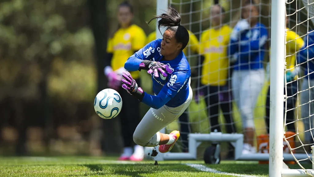 Goleira do Palmeiras em treino de preparação