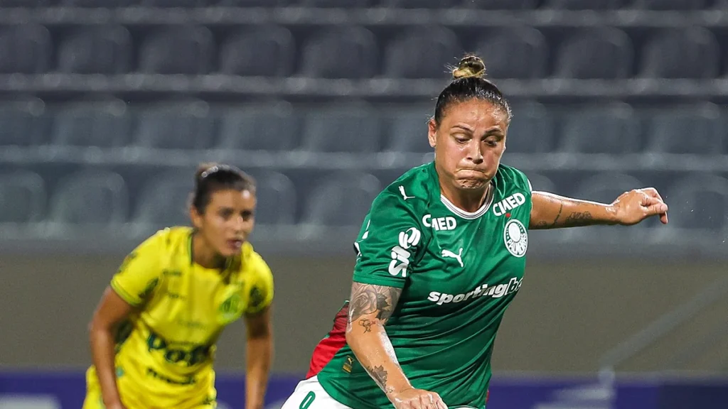 Jogadora do Palmeiras em jogo do Paulista Feminino