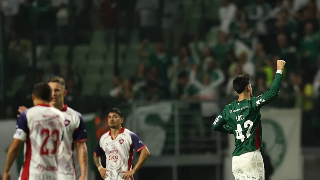 Flaco López, do Palmeiras, comemora gol contra o Cerro Porteño na Libertadores 2026