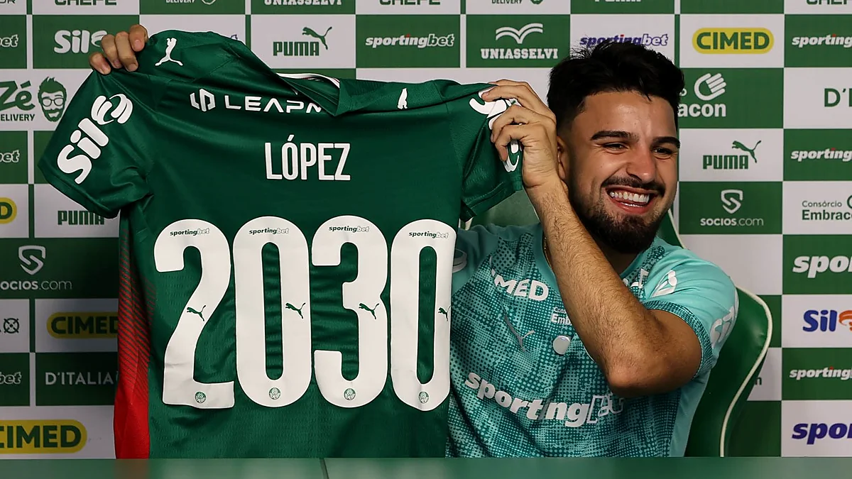 Flaco López, do Palmeiras, durante evento de renovação de contrato na Academia de Futebol