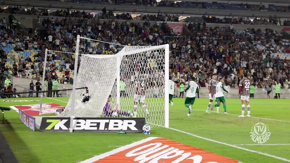 Lance de gol da vitória do Palmeiras por 2 a 1 sobre o Fluminense no Maracanã em 2025