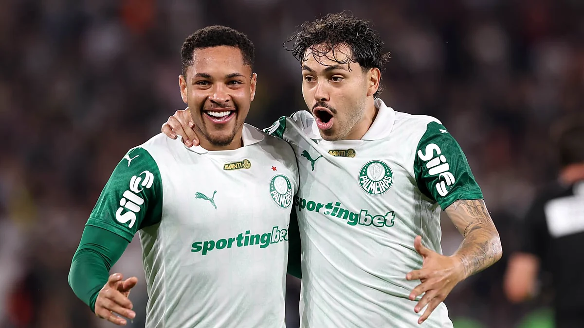 Vitor Roque comemora gol contra o Fluminense no Maracanã em 2025