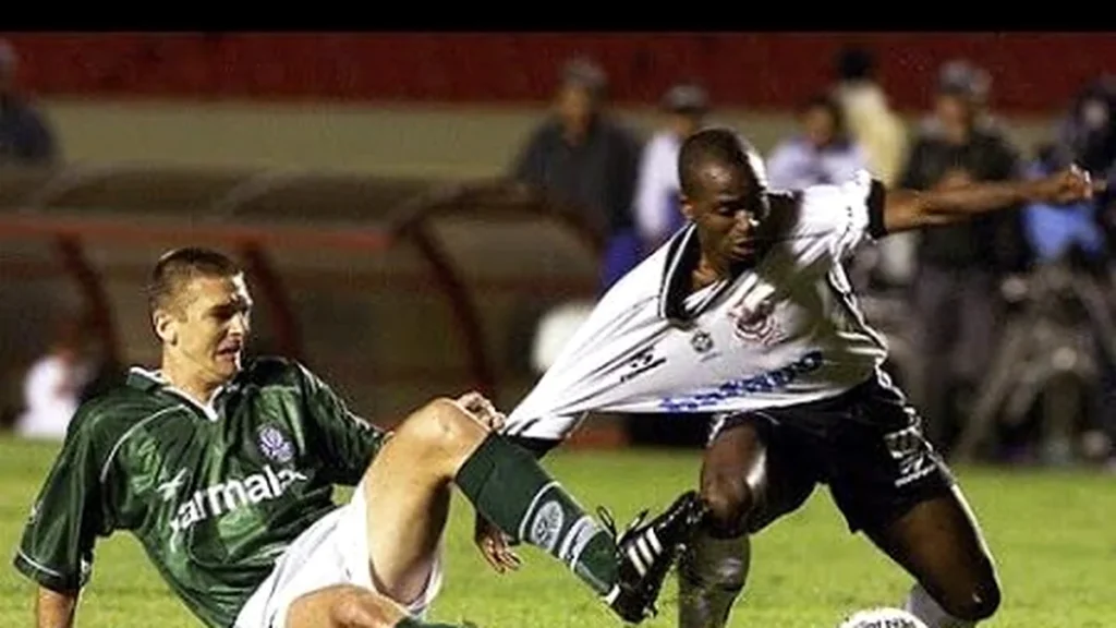 Galeano, volante do Palmeiras, disputa bola com Edílson em Palmeiras x Corinthians