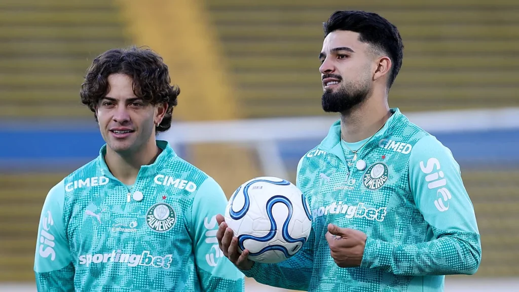 Giay e Flaco López, jogadores do Palmeiras, em treino