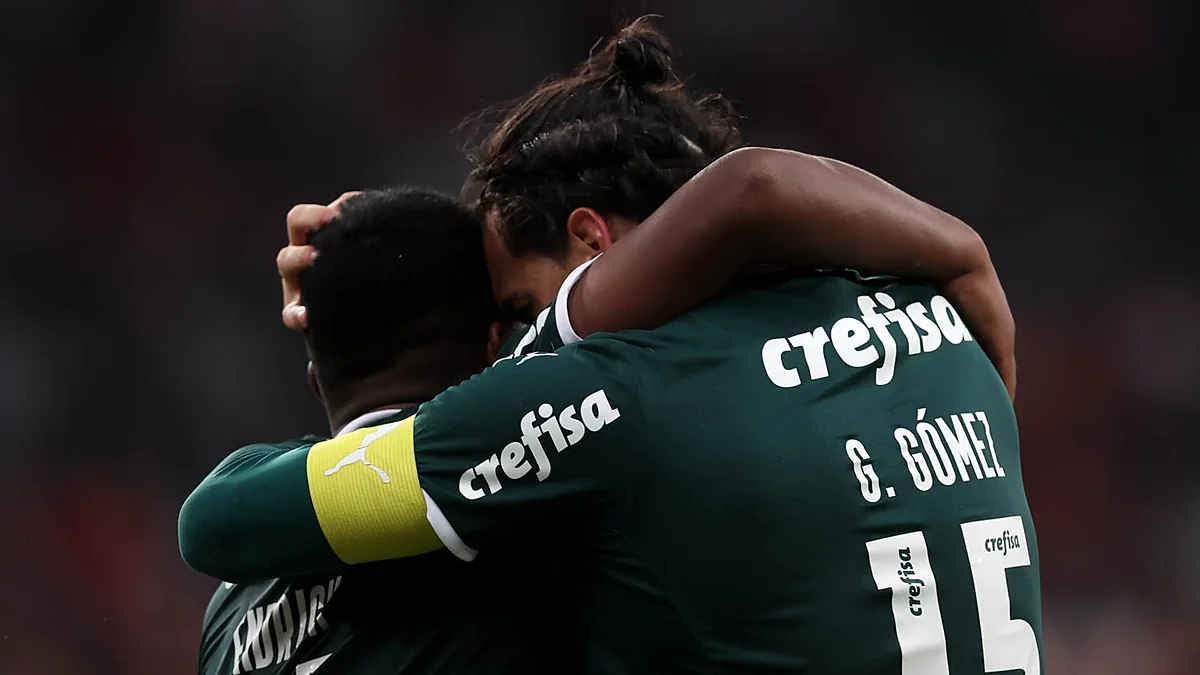 Gustavo Gómez, do Palmeiras, abraçado por companheiro após gol contra o Athletico-PR na Arena da Baixada