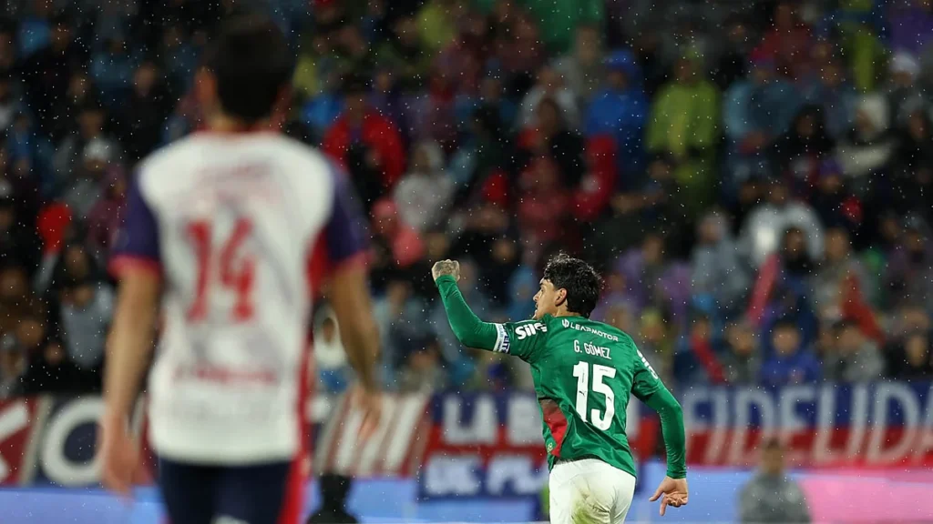 O jogador Gustavo Gómez, da SE Palmeiras, comemora seu gol contra a equipe do C Cerro Porteño, durante partida válida pelas o